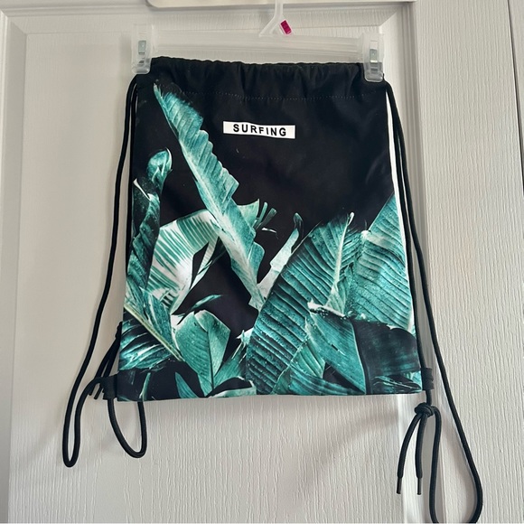 3/$29 🩵 Tropical Sports Drawstring Bag - Picture 2 of 4